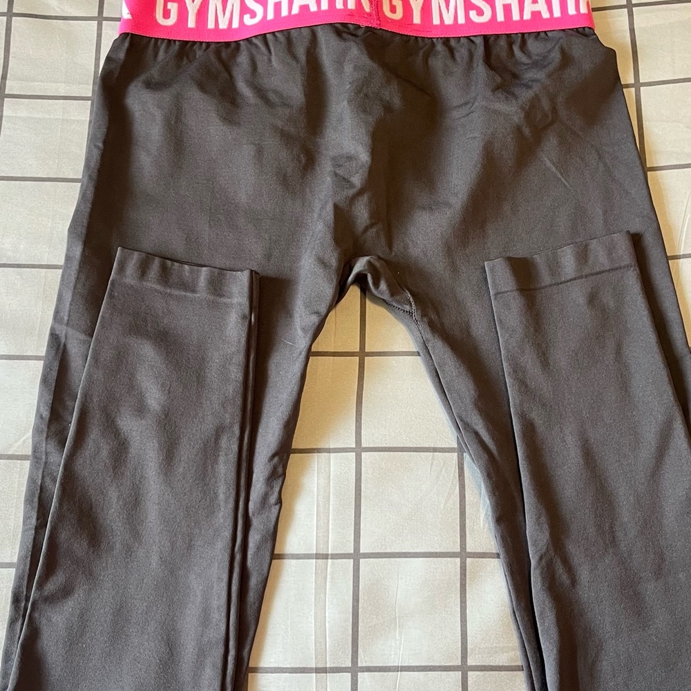 Gymshark Gray and Pink Jeggings with Form-Fitting Design